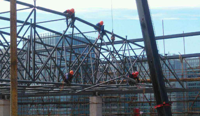 东丽论网架装配施工中搭设脚手架应当留神的事故